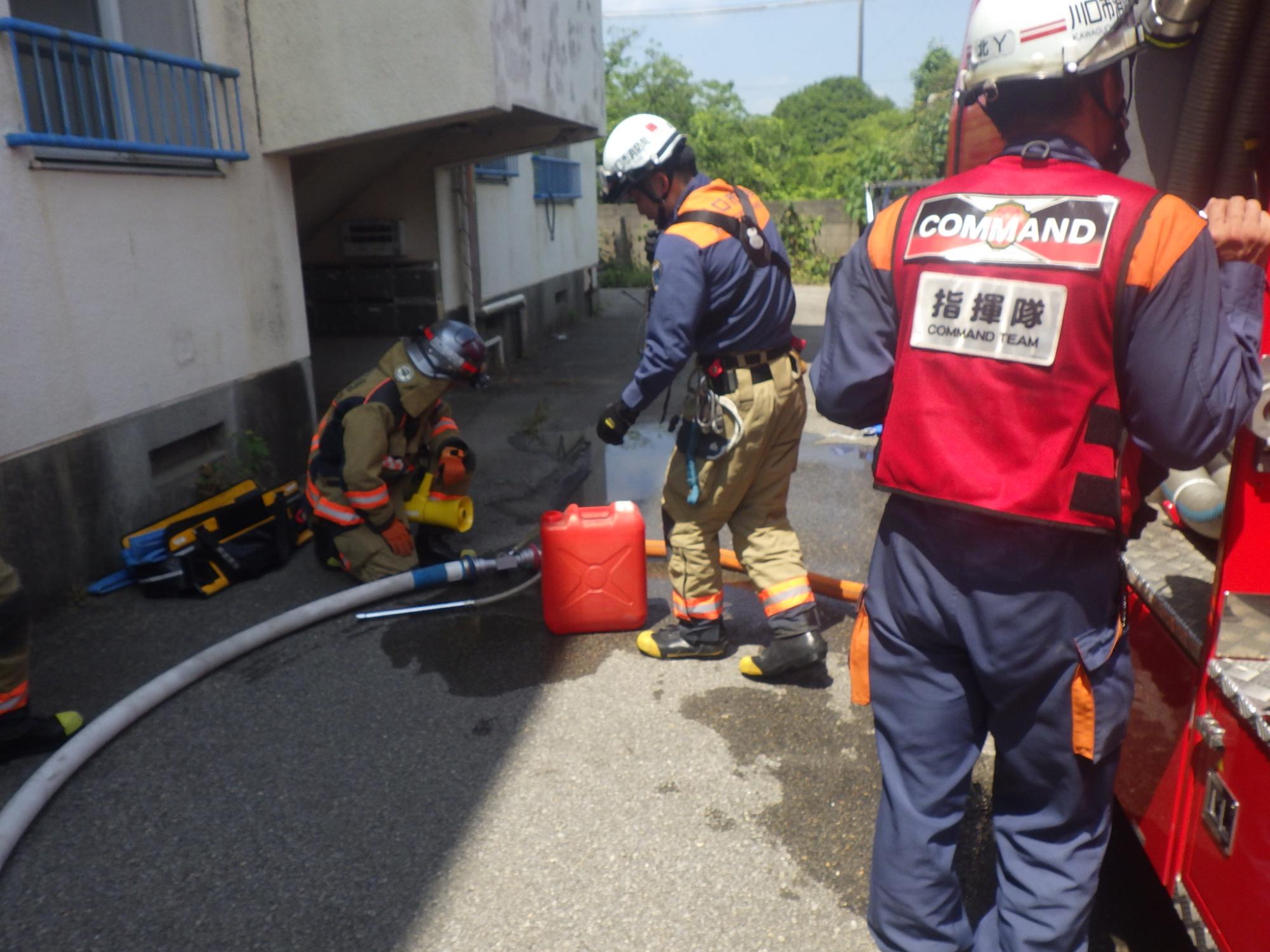 B火災対応泡放射（可燃性液体のような危険物）。消防車側の様子。消防車とノズルの間のホースの途中にラインプロポーショナーというB火災専用の消火薬剤を吸引するための資器材を設定します。