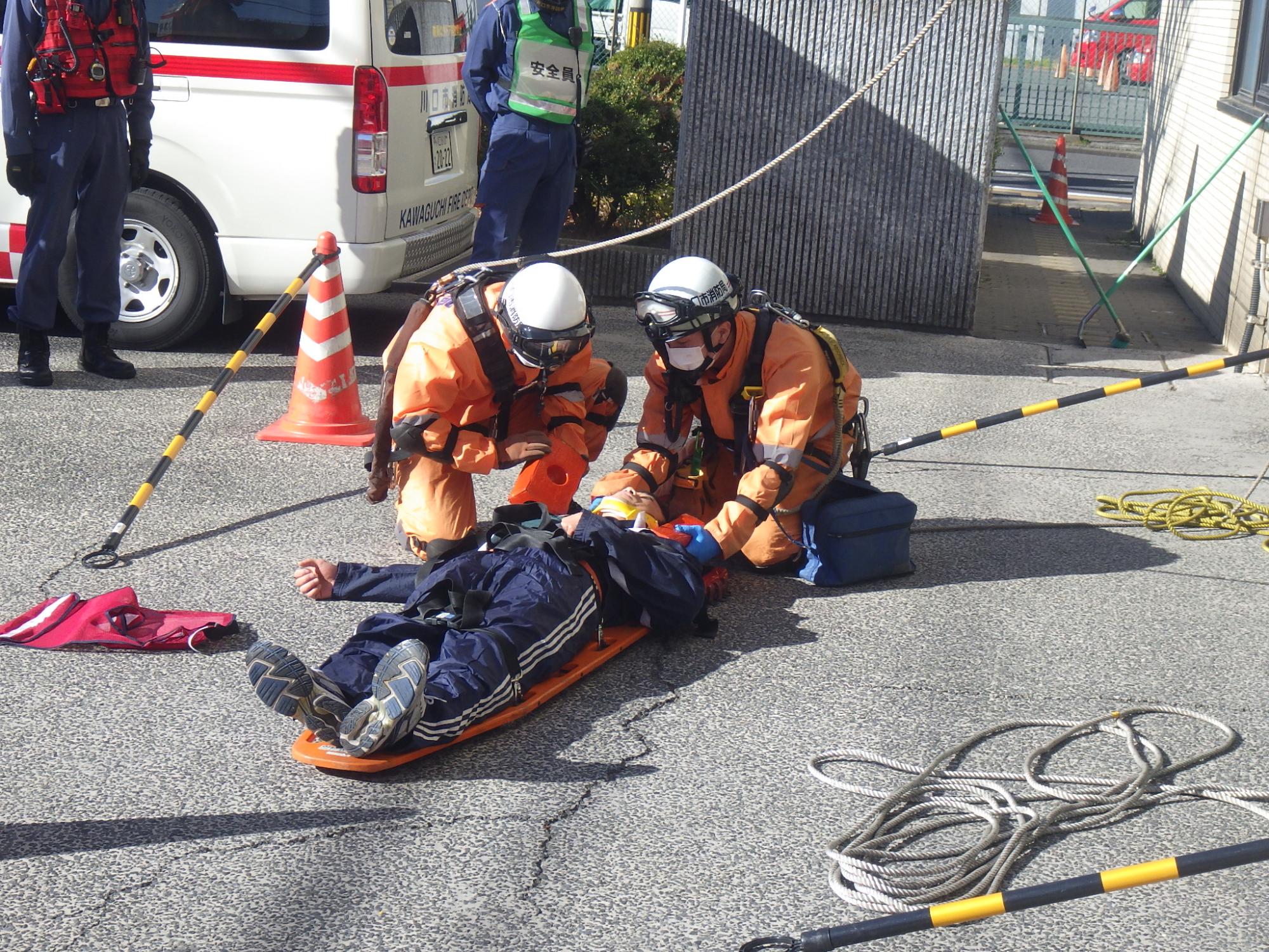 転落した作業員の頸椎、脊椎を動揺させないよう応急処置を実施しながらボードに作業員を固定して行きます。これは作業員の社会復帰を考慮したものです。