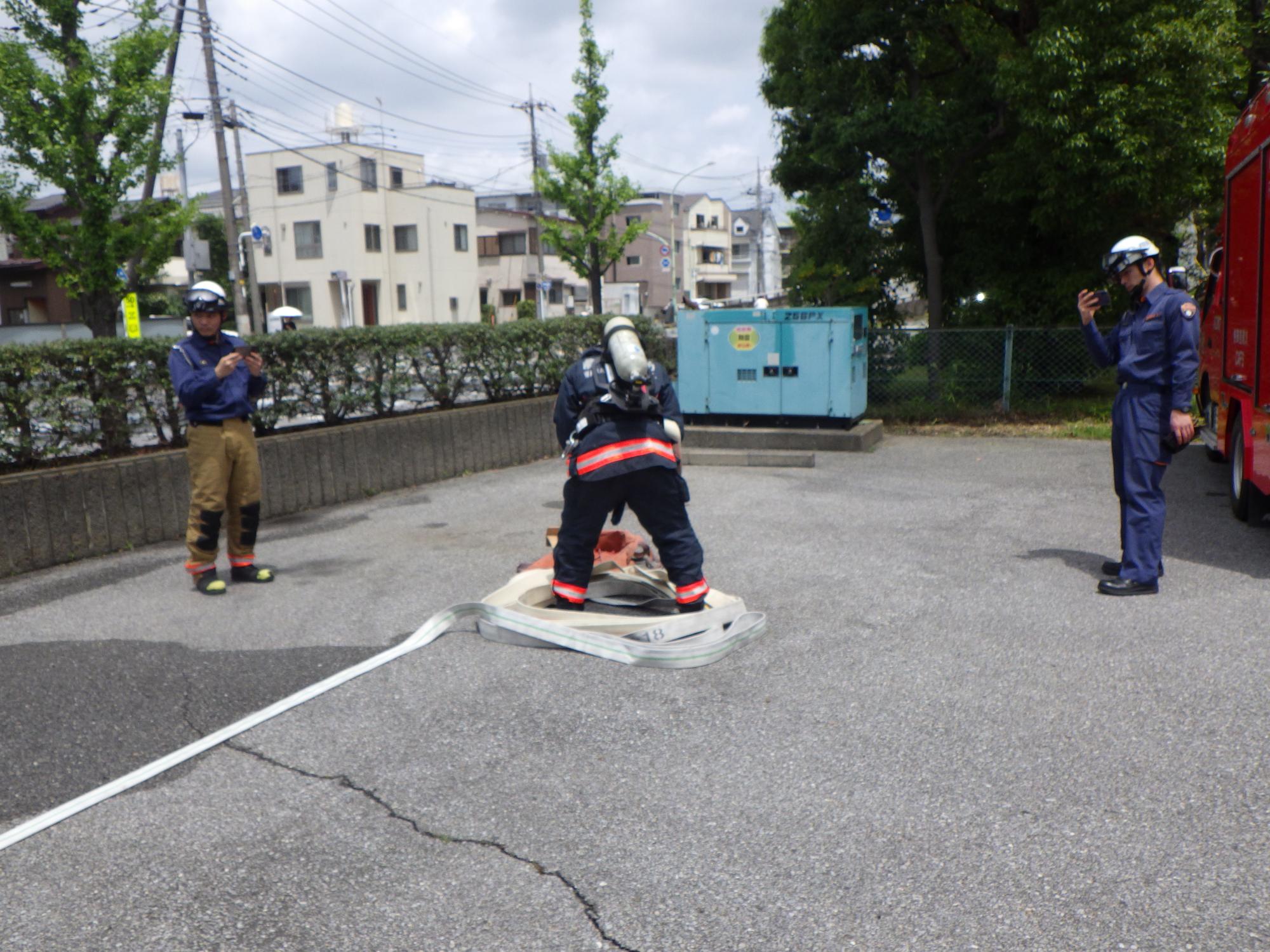 蕨消防小隊の採用している狭所巻。狭所巻は、ホースが真っすぐ伸ばせる事ができない狭い場所に使用するホースの巻き方です
