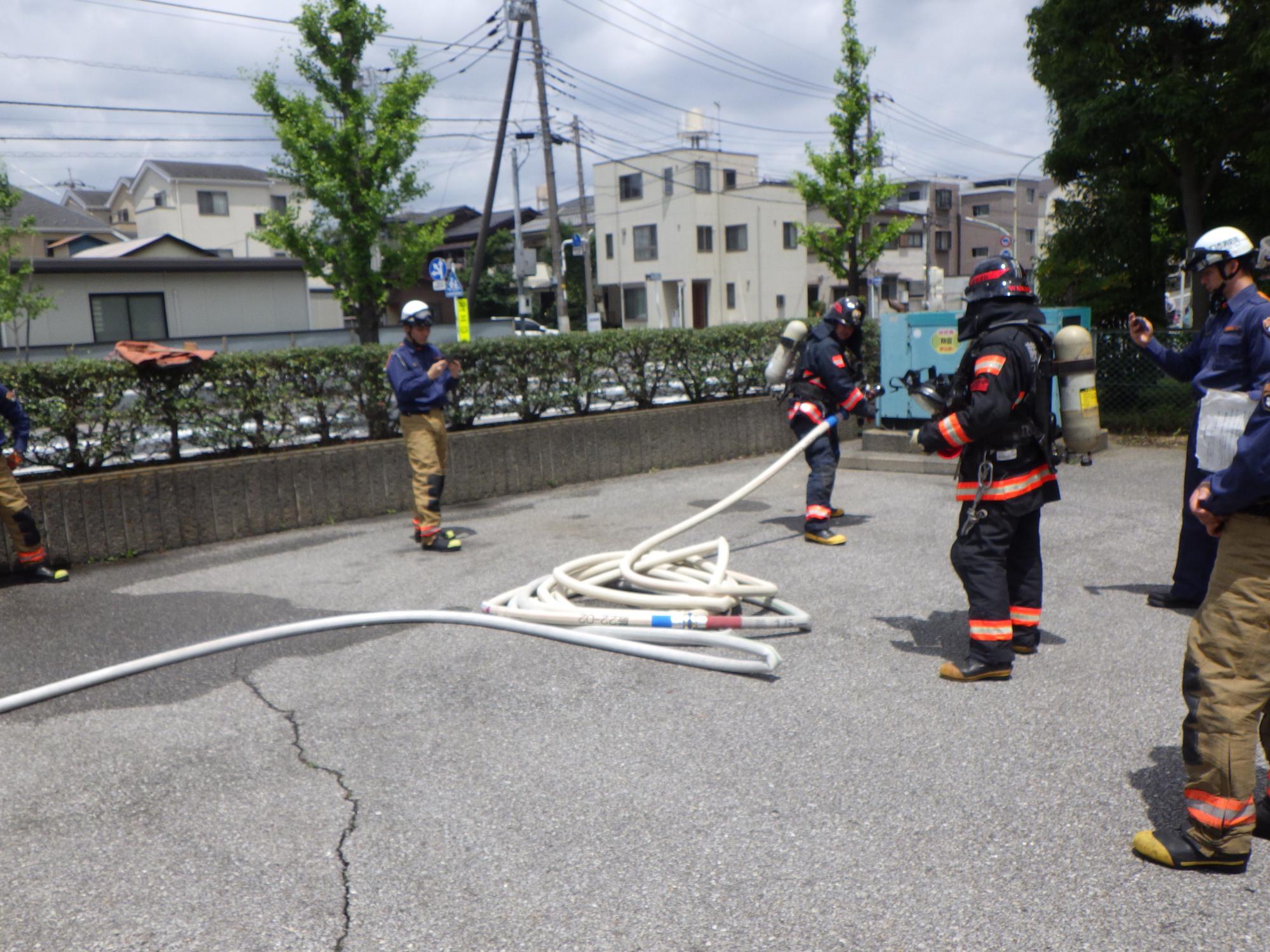 ホース内に水を充水した後にホースを延長します。通常延長時にホースがよじれるのですが、蕨消防小隊の使用しているホースはよじれる事はありません。ホースを災害に備えて準備をする際に一工夫する事によりよじれを防止しています。勉強になりました。