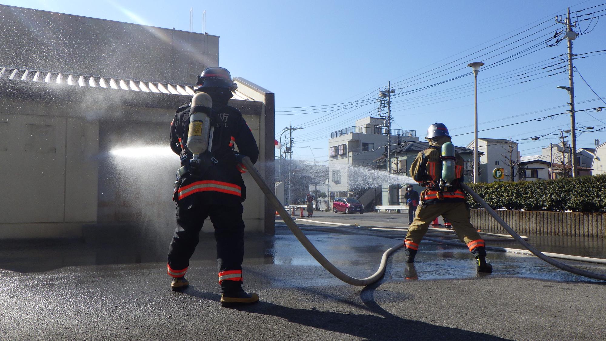 左側に蕨市消防本部の消防隊、右側に芝園分署の消防隊が並んで放水している状況です。