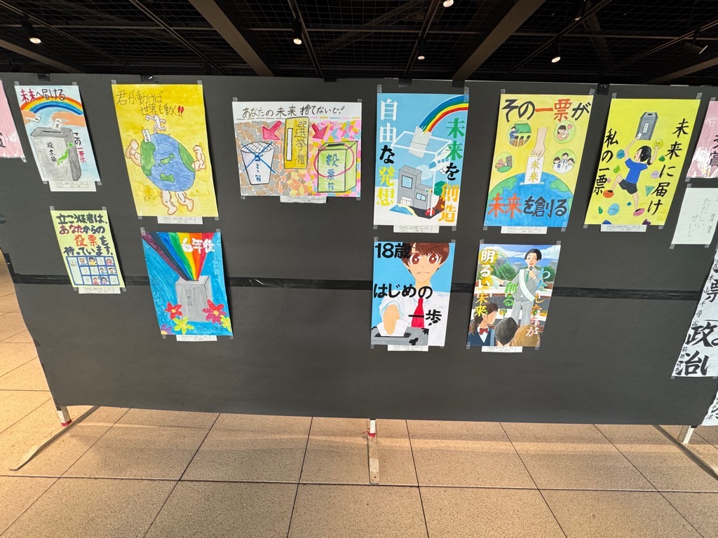 作品コンクールのポスター部門の様子の写真