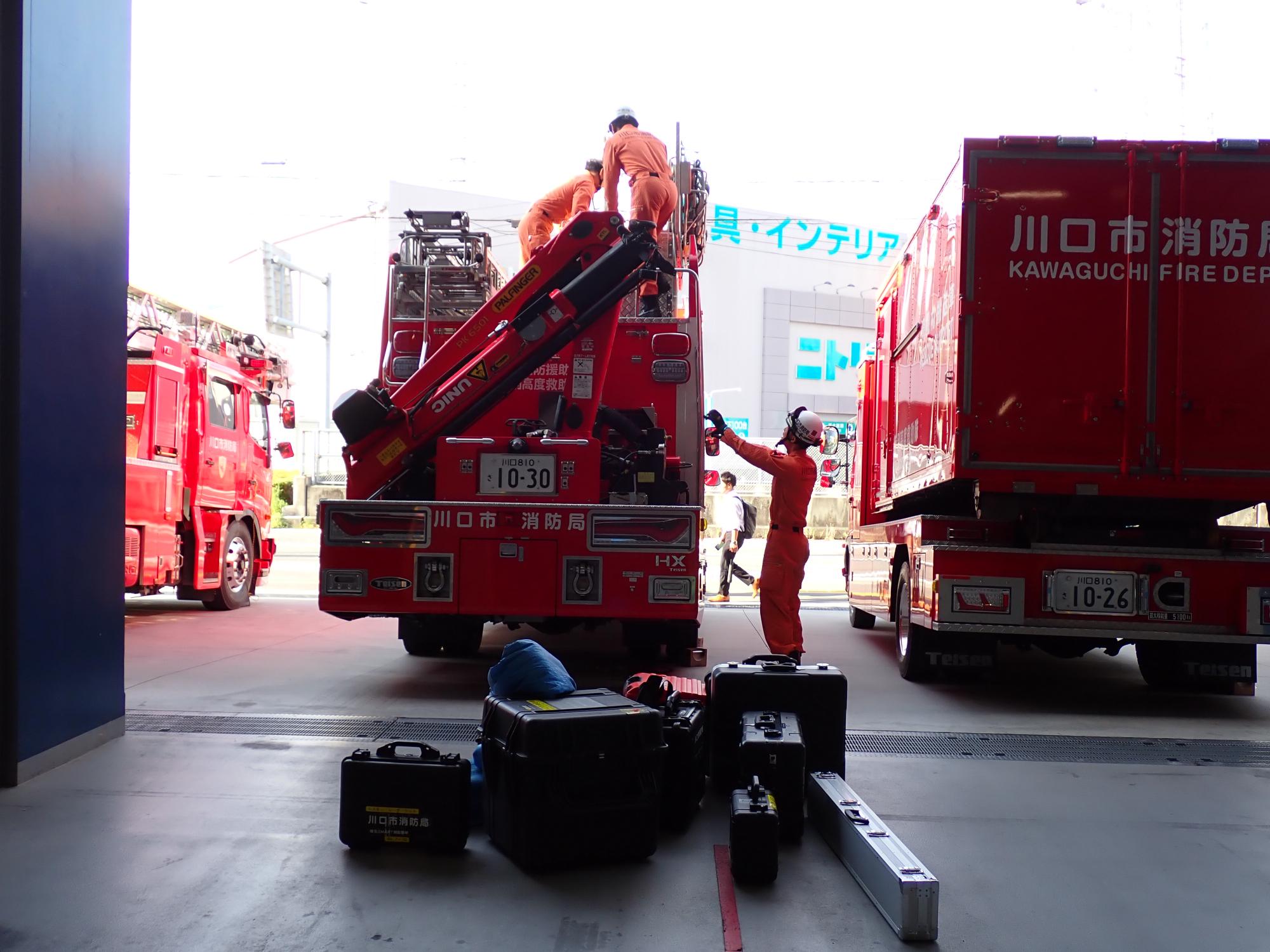 救助隊が車両に震災用の資機材を積んでいる写真