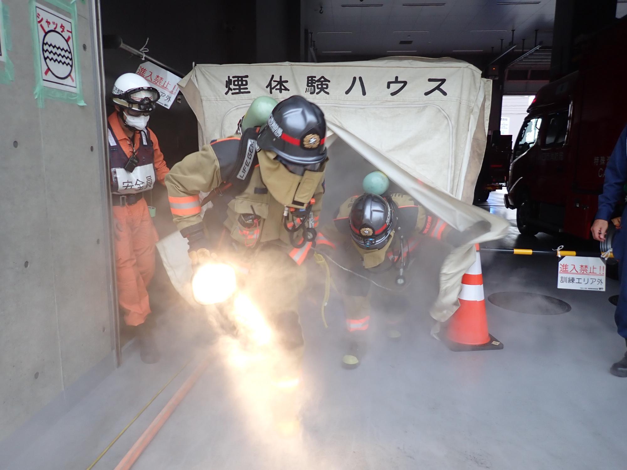 協力して屋外に搬送している状況です。