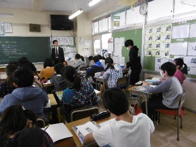 鳩ヶ谷小学校での国際理解講座の様子