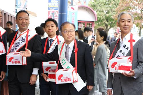 川口駅で赤い羽根共同募金街頭募金をする市長の写真