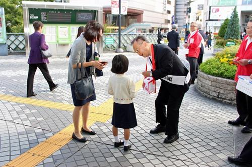 川口駅で赤い羽根共同募金街頭募金活動をする市長の写真