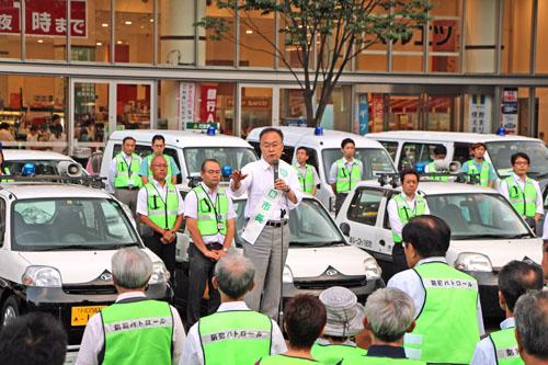 防犯パトロール車両出発式でスピーチする市長の写真
