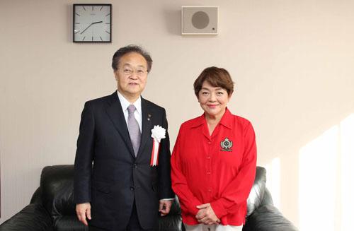 藤田弓子さんと記念撮影する市長の写真