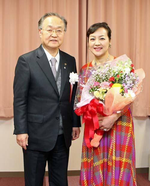 荒木由美子さんと記念撮影する市長の写真