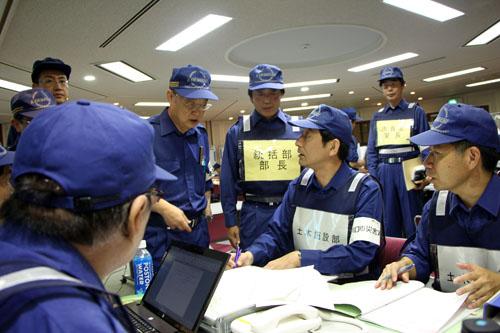 川口市総合防災訓練に参加する市長の写真1