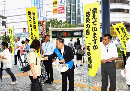 川口市防災キャンペーンで街頭PRをする市長の写真