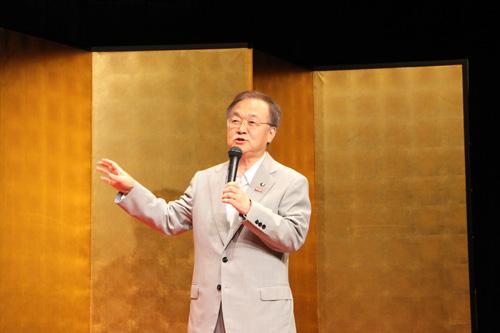 世界の美しい蝶「日本の蝶・世界の蝶」展の集いでスピーチする市長の写真2