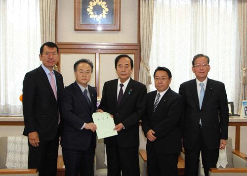 中核市移行に向けた協力要請書を上田清司知事に提出する市長の写真