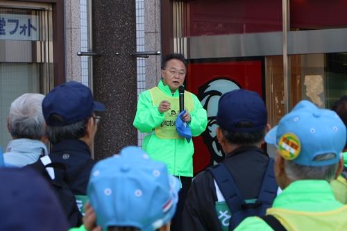 クリーン＆ウオークin埼玉でスピーチする市長の写真
