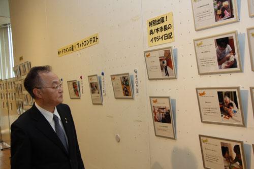 展示品を見ている市長の写真