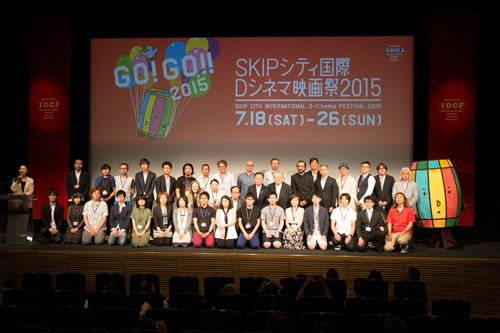 SKIPシティ国際Dシネマ映画祭2015オープニングで記念撮影する市長の写真