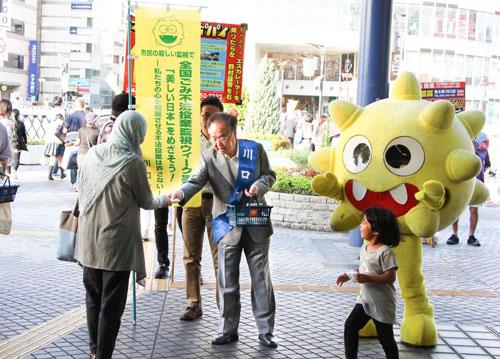 川口駅で全国ごみ不法投棄監視ウィーク駅頭キャンペーンのPRをする市長の写真