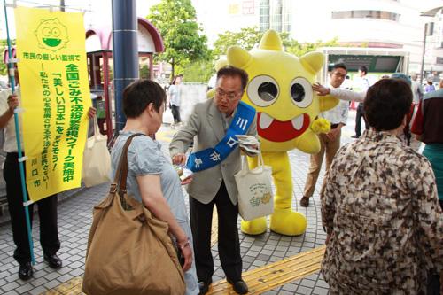 川口駅で全国ごみ不法投棄監視ウィーク駅頭キャンペーンのPRを行なう市長の写真