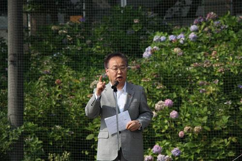 小谷場ガールズカップでスピーチする市長の写真