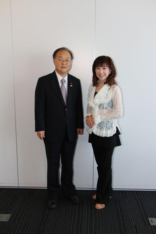 大場久美子さんと記念撮影する市長の写真