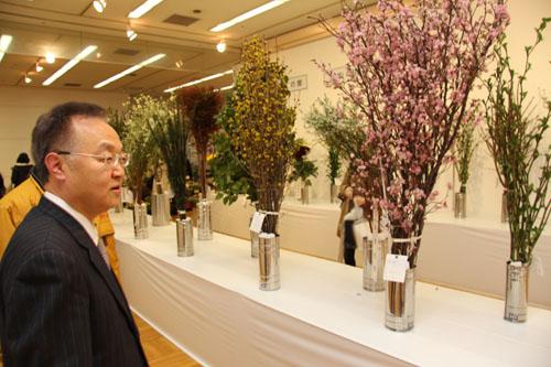 春を告げる 第53回川口市花の文化展に訪れ展示品を楽しむ市長の写真