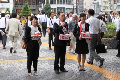 川口駅で赤い羽根共同募金街頭募金を行なう市長の写真