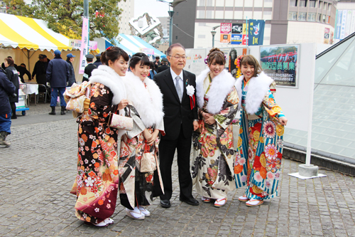 はたちの集いで新成人と記念撮影する市長の写真