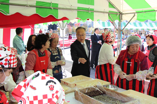 陸上競技場改修記念式典で参加者と記念撮影する市長の写真