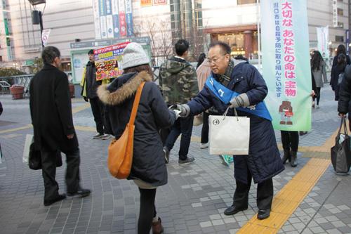 川口駅で自殺対策強化月間駅前キャンペーンをPRする市長の写真
