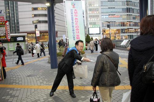 川口駅で自殺対策強化月間普及啓発キャンペーンのPRをする市長の写真