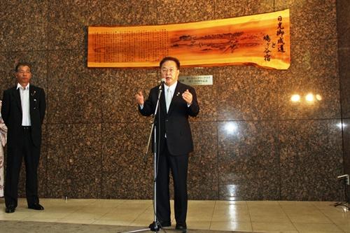 日光御成道鳩ヶ谷宿案内碑除幕式でスピーチする市長の写真
