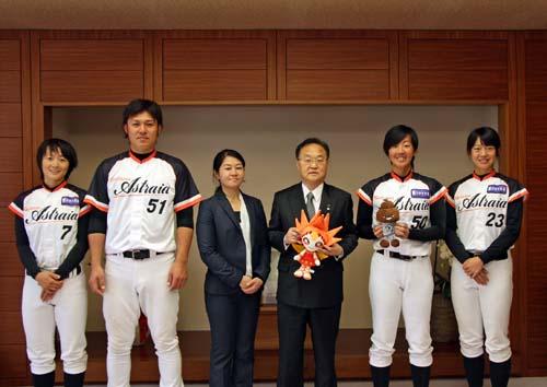 埼玉アストライアの選手の表敬訪問を受ける市長の写真