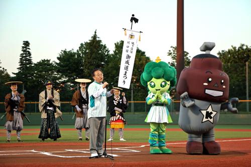 川口市営球場で初開催された日本女子プロ野球リーグ公式戦でスピーチする市長の写真