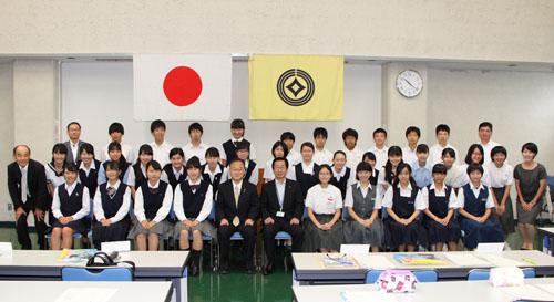 平成28年度川口市中学生・高校生海外派遣団と記念撮影する市長の写真