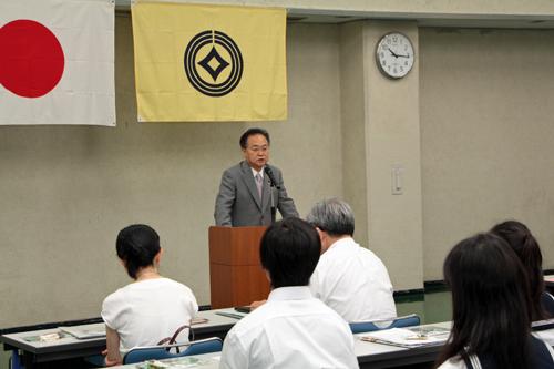 川口市中学生・高校生海外派遣団にスピーチする市長の写真