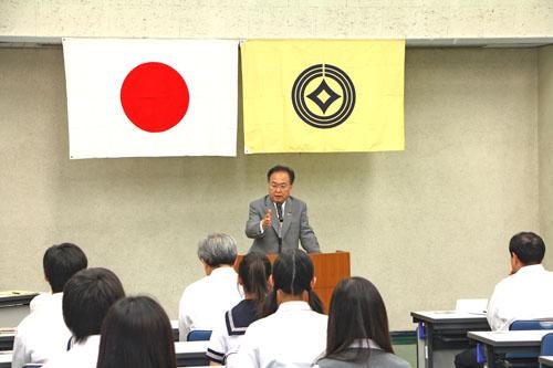 川口市中学生・高校生海外派遣団帰国報告会でスピーチする市長の写真