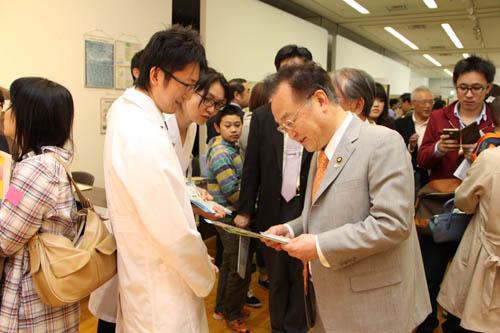 川口介護フェスティバル2015で参加者と会話をする市長の写真