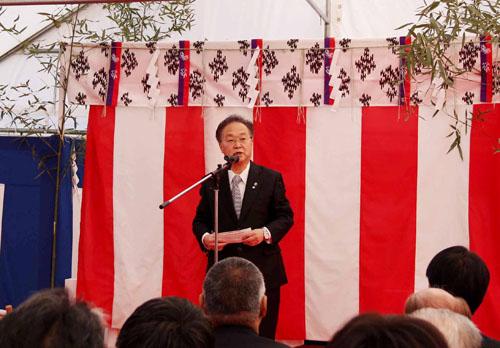 川口市火葬施設建設工事起工式でスピーチする市長の写真