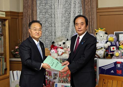 湘南新宿ラインのJR川口駅停車の実現等に関する要望書を提出する市長の写真