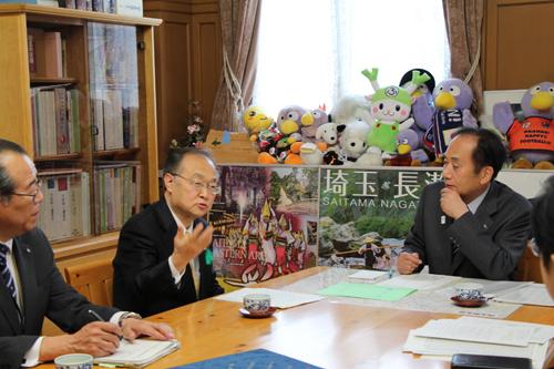 上田知事と話をする市長の写真