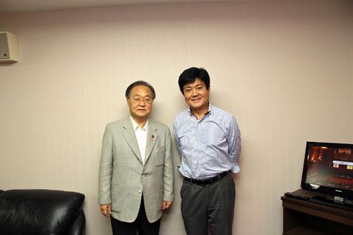 堀尾正明さんと記念撮影する市長の写真