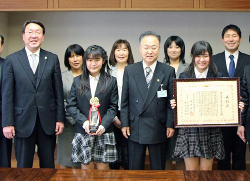 健康教育推進学校最優秀賞受賞・柳崎小学校の訪問を受ける市長の写真