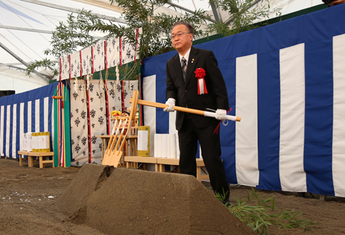 新庁舎1期棟建設工事起工式で鍬入れする市長の写真