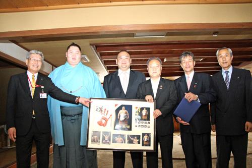 「湊部屋逸ノ城」記念切手贈呈式で記念撮影する市長の写真