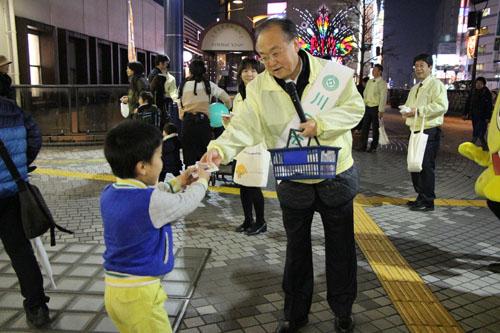 川口駅で路上喫煙防止川口駅頭キャンペーンのPRをする市長の写真