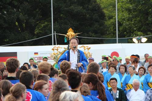 川口国際文化交流フェスティバル2014でスピーチする市長の写真