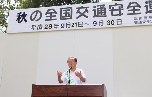 武南警察署秋の全国交通安全運動出発式でスピーチする市長の写真