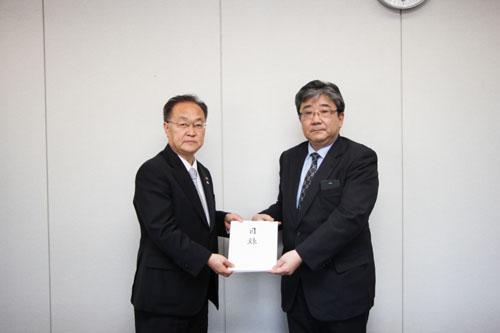 熊本地震災害被災地見舞金を贈呈する市長の写真
