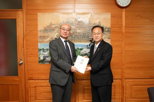 熊本地震災害被災地見舞金を贈呈する市長の写真2